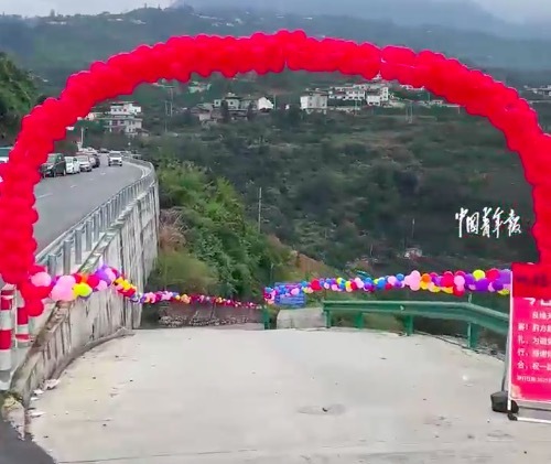 一万个气球铺就一公里迎亲路！新郎家花3天用万只气球铺路迎新娘